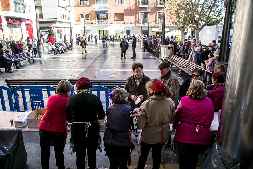 Reparto de Pescado en la Plaza del Pueblo - Panorámica del evento.