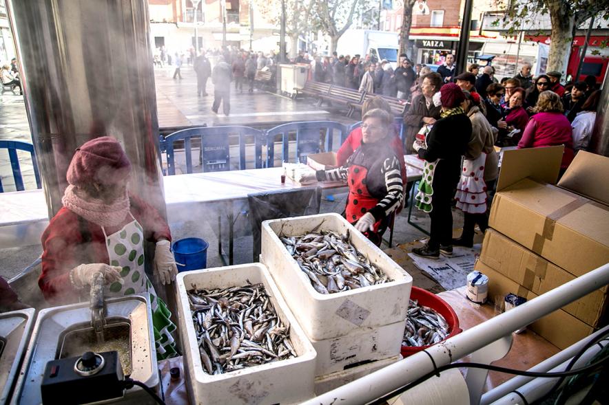 Reparto de Pescado en la Plaza del Pueblo -  Las cajas de pescado.