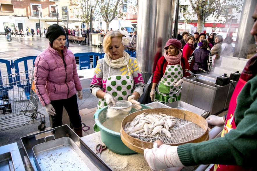 Reparto de Pescado en la Plaza del Pueblo - Primer plano de las cocineras.