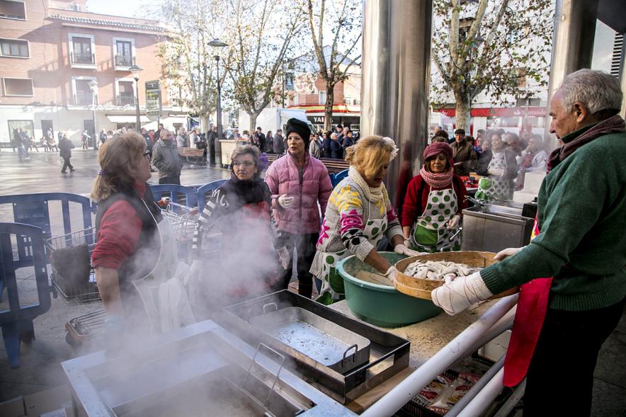 Reparto de Pescado en la Plaza del Pueblo - Los cocineros. 