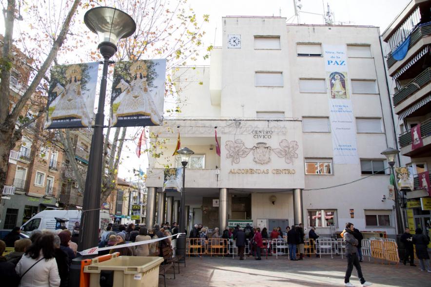 Asistentes al evento Pescaíto Andaluz en la Plaza del Pueblo