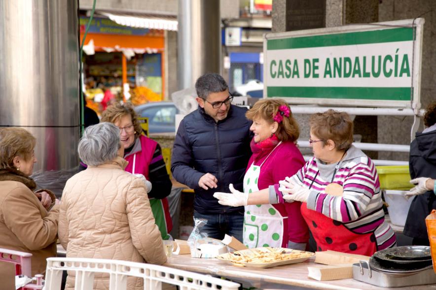 Alcalde Rafael Sánchez  y participantes en el evento Pescaíto Andaluz en la Plaza del Pueblo