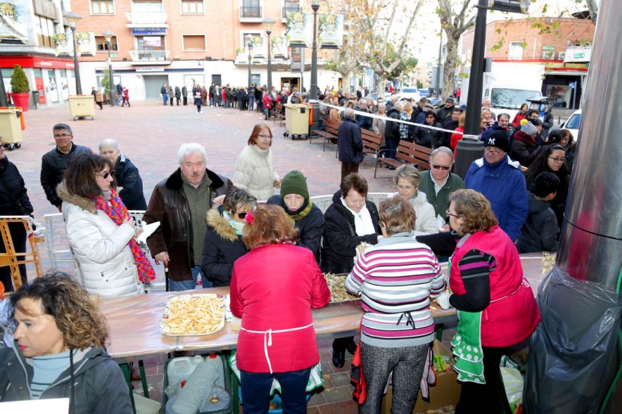 Asistentes y participantes en el evento Pescaíto Andaluz en la Plaza del Pueblo