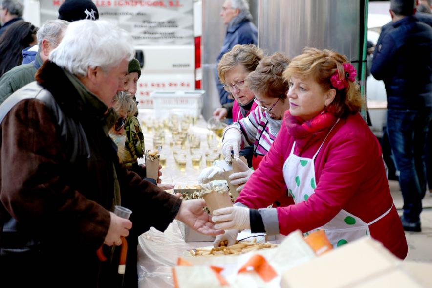Asistentes al evento Pescaíto Andaluz en la Plaza del Pueblo
