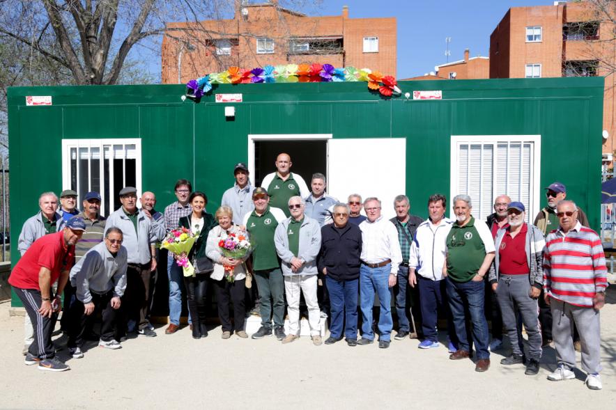 Usuarios y miembros del consistorio posan juntos frente a la caseta inaugurada