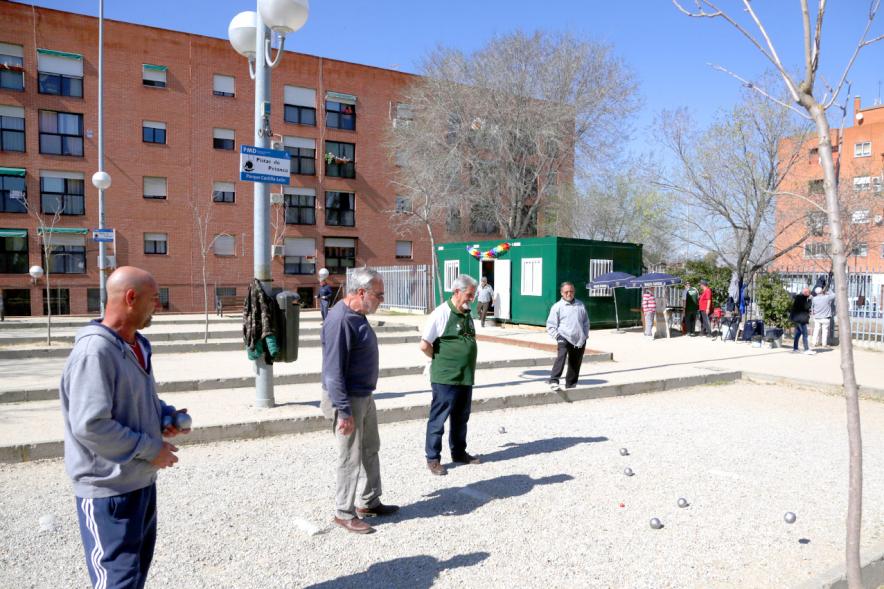 Usuarios jugando a la petanca en Parque de Castilla y León 