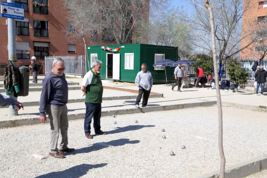 Usuarios jugando a la petanca en Parque de Castilla y León 