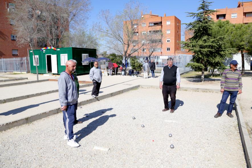 Usuarios jugando a la petanca en Parque de Castilla y León 