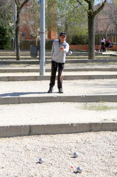 Usuarios jugando a la petanca en Parque de Castilla y León 