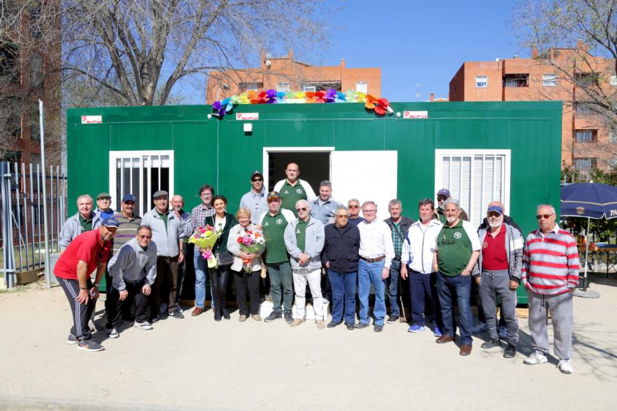 Usuarios y miembros del consistorio posan juntos frente a la caseta inaugurada