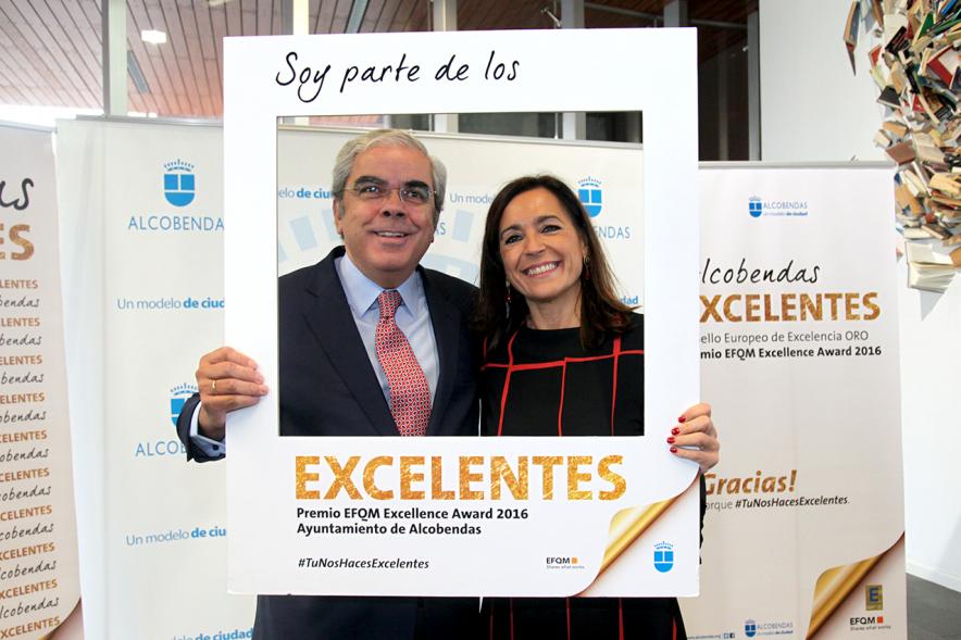 Jornada en torno a la Excelencia en la Gestión en Alcobendas (Photocall) -  Posado compartido.-  