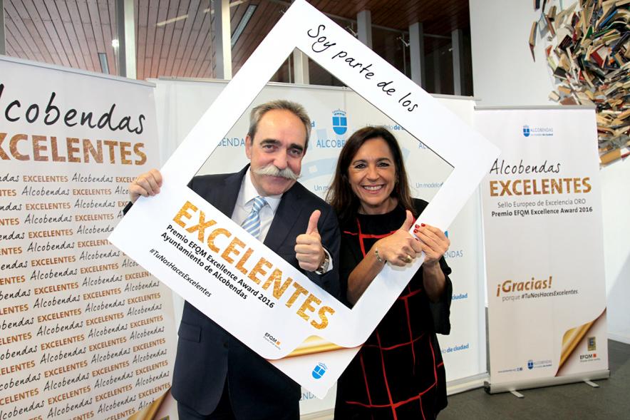 Jornada en torno a la Excelencia en la Gestión en Alcobendas (Photocall) -  Posado compartido. 