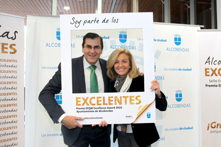 Jornada en torno a la Excelencia en la Gestión en Alcobendas (Photocall) -  Posado compartido.