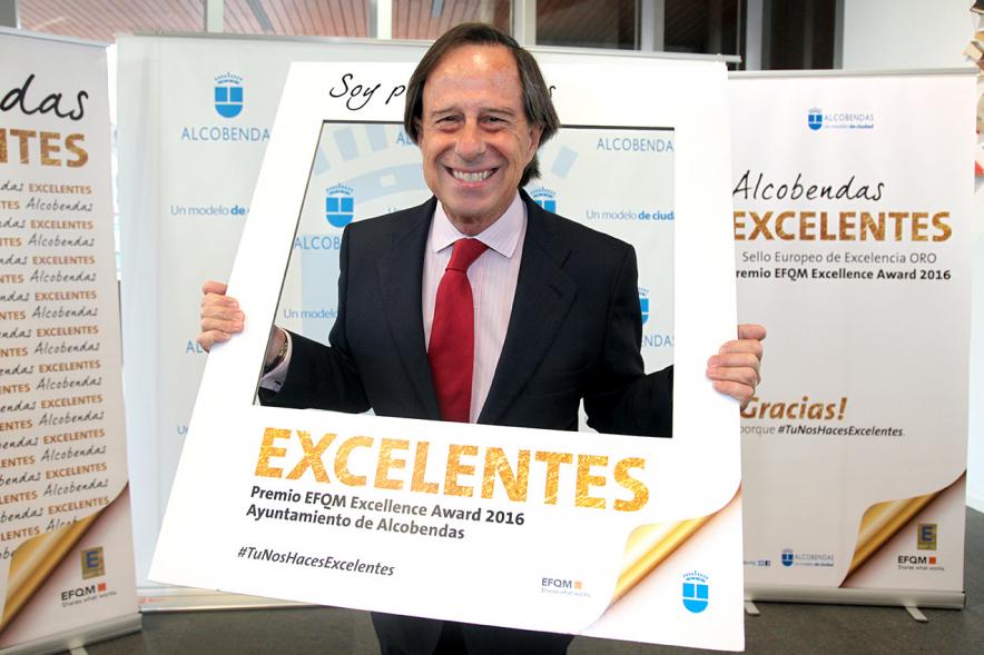 Jornada en torno a la Excelencia en la Gestión en Alcobendas (Photocall) - García de Vinuesa posando.