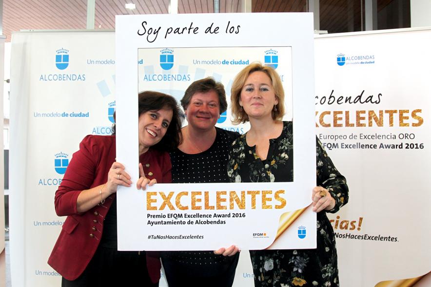 Jornada en torno a la Excelencia en la Gestión en Alcobendas (Photocall) -  Grupo  posando.
