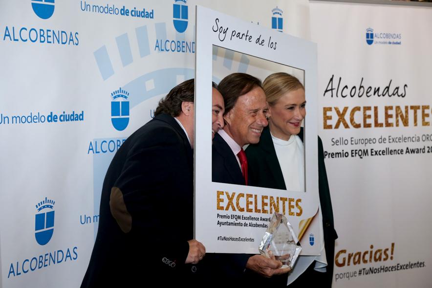 Jornada en torno a la Excelencia en la Gestión en Alcobendas (Photocall) - Posado del alcalde acompañado.
