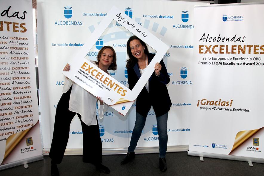 Jornada en torno a la Excelencia en la Gestión en Alcobendas (Photocall) -  Dos  posados.
