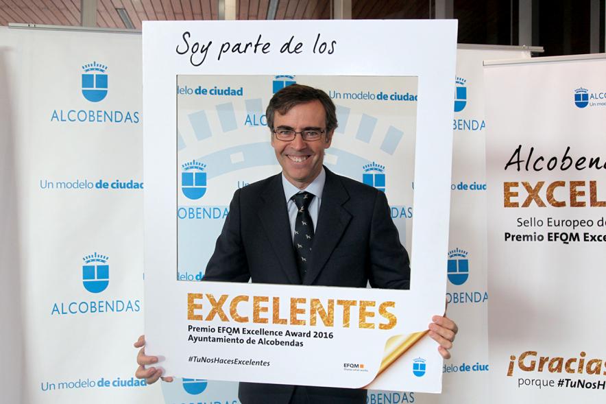 Jornada en torno a la Excelencia en la Gestión en Alcobendas (Photocall) - Un retratado.
