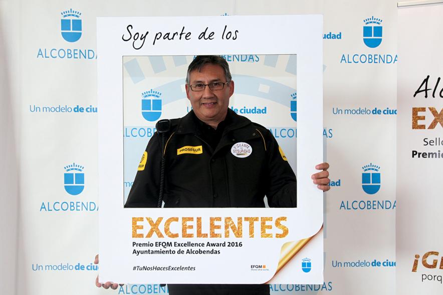 Jornada en torno a la Excelencia en la Gestión en Alcobendas (Photocall) -  El retrato del guardia del seguridad.