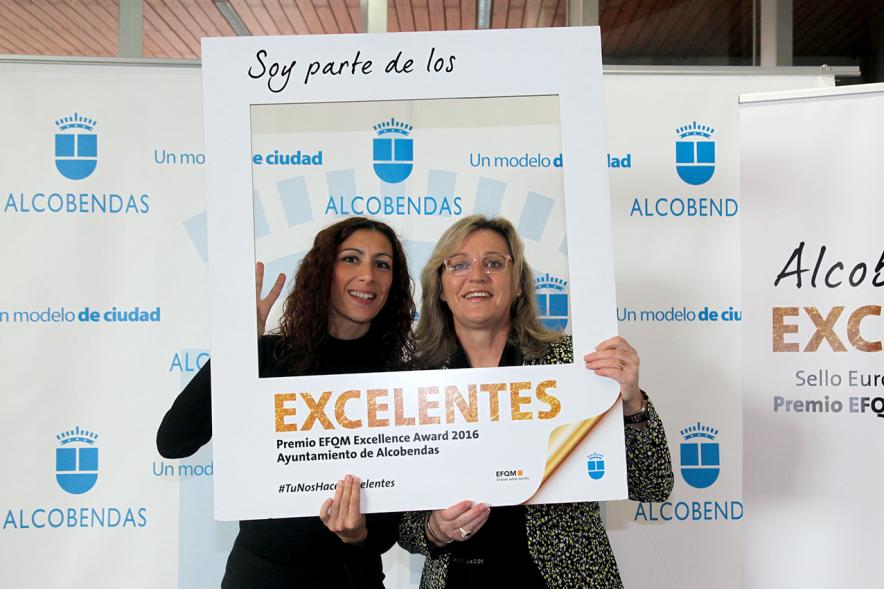 Jornada en torno a la Excelencia en la Gestión en Alcobendas (Photocall) - Dos participantes en el photocall.