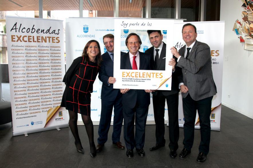 Jornada en torno a la Excelencia en la Gestión en Alcobendas (Photocall) -  Posado del alcalde con los empresarios.