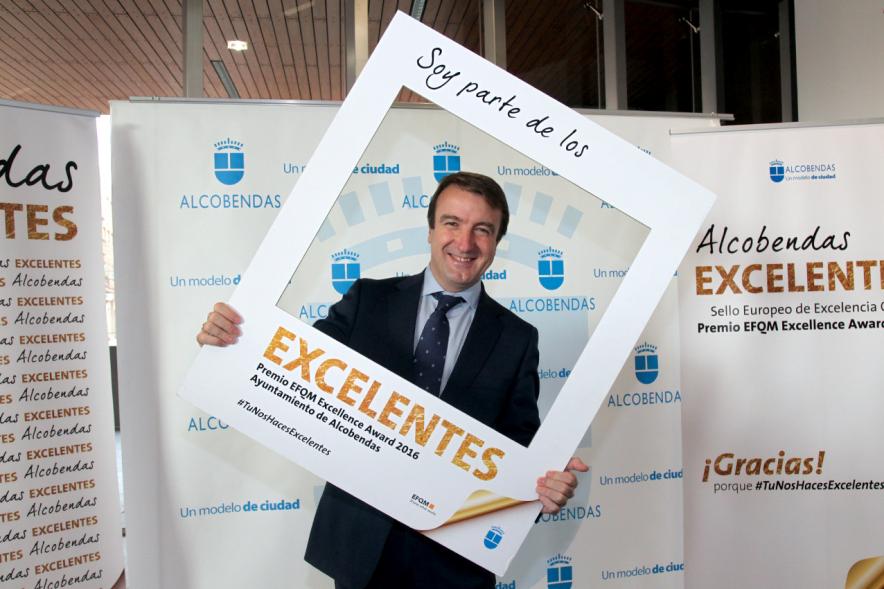 Jornada en torno a la Excelencia en la Gestión en Alcobendas (Photocall) - Un retratado.