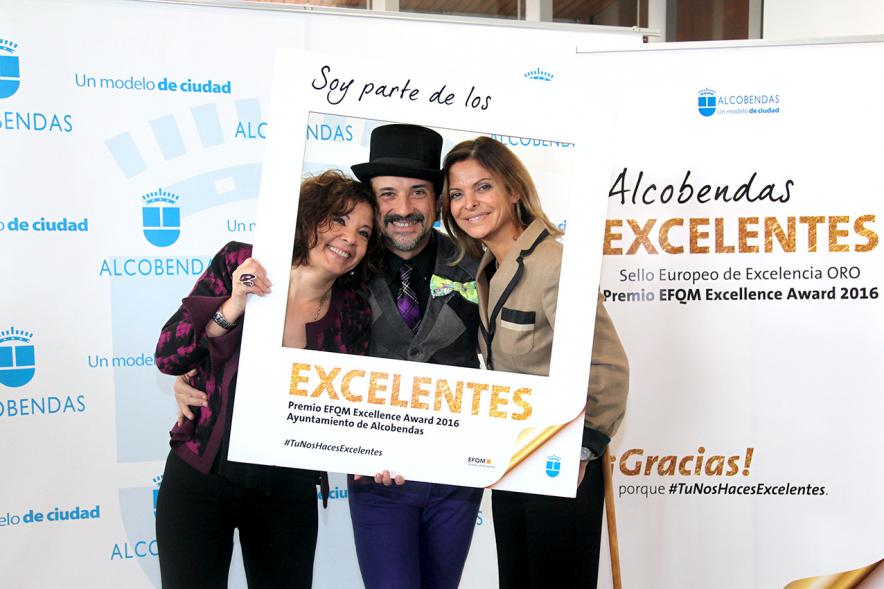 Jornada en torno a la Excelencia en la Gestión en Alcobendas (Photocall) -  Tres posando.