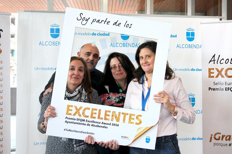 Jornada en torno a la Excelencia en la Gestión en Alcobendas (Photocall) -  Grupo  posando.