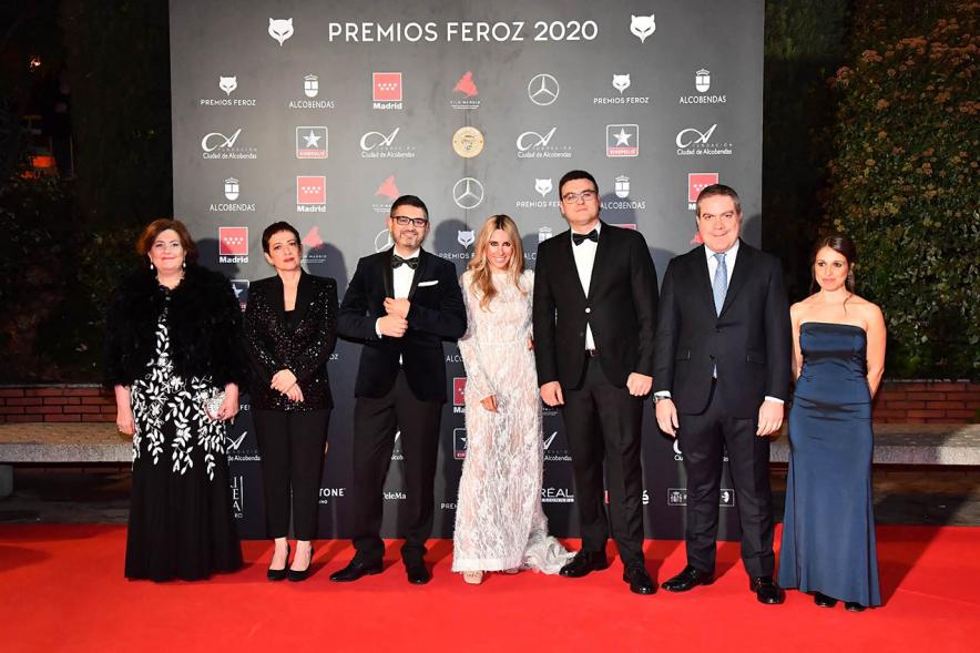 Miembros del consistorio con presentadoras de la gala