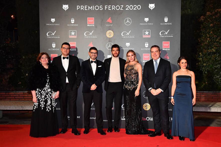 Alfonso Bassave posando con miembros del consistorio