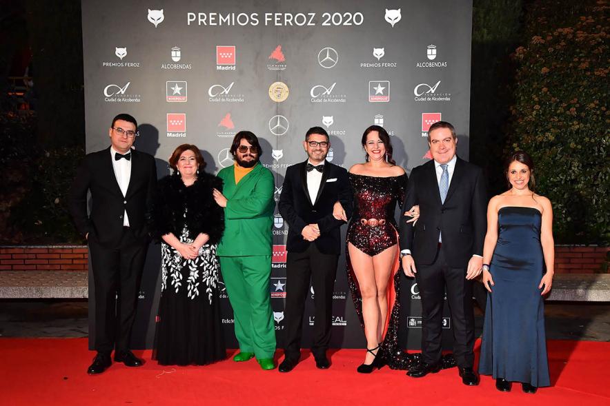 Miembros del consistorio con el equipo de "Paquita Salas"