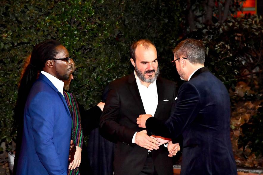 Alcalde Sánchez Acera saludando 