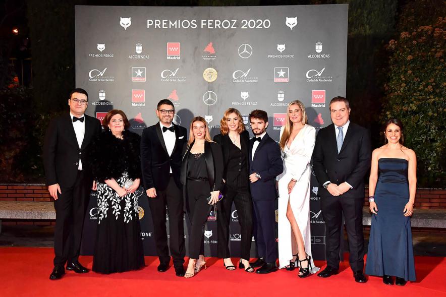 Delegación municipal posando con invitados a la gala