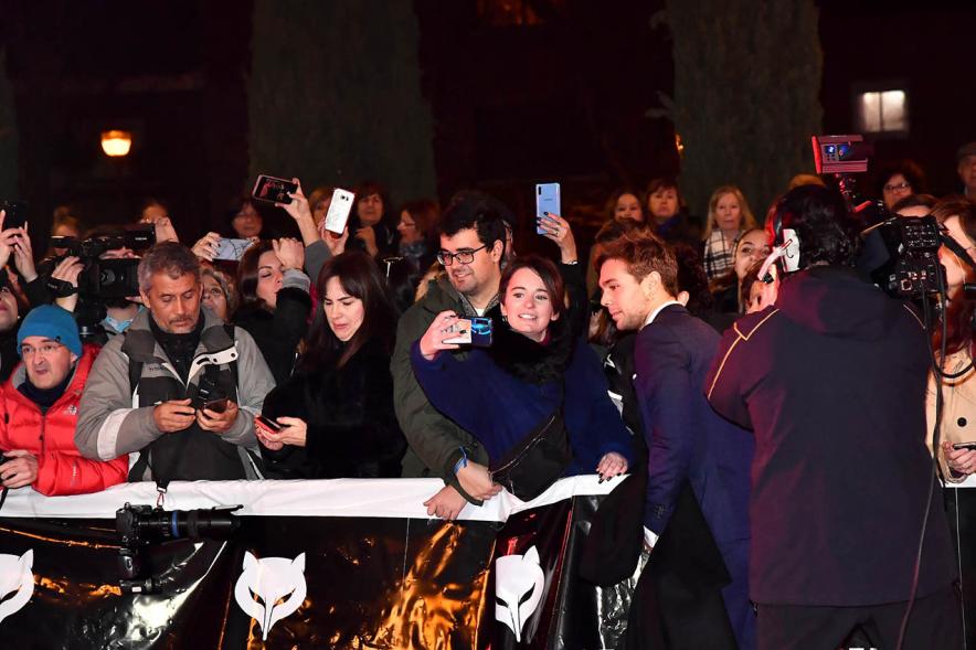 Invitados haciéndose fotos con el público