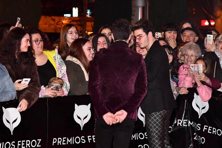 Invitados haciéndose fotos con el público