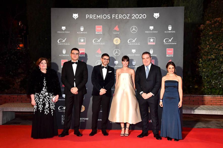 Miembros del consistorio con invitados a la gala