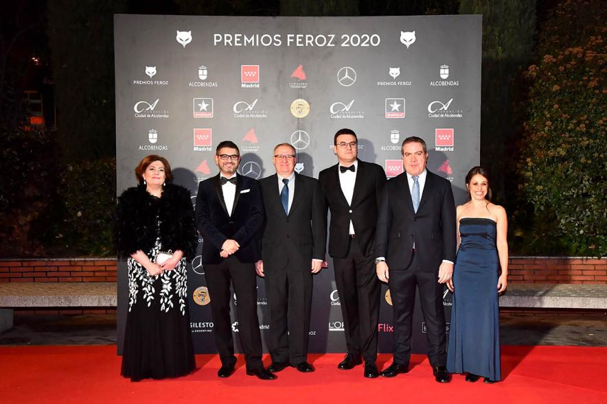 Miembros del consistorio con invitados a la gala