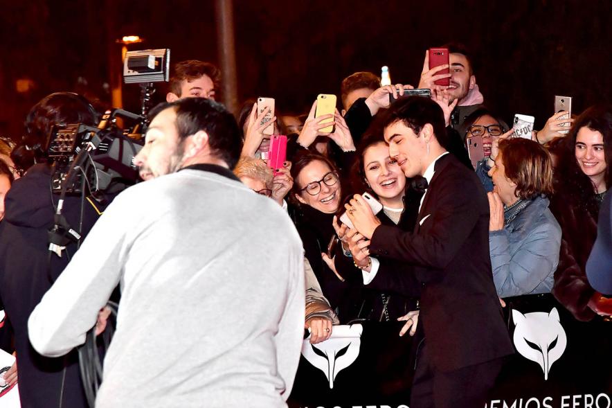 Invitados haciéndose fotos con el público