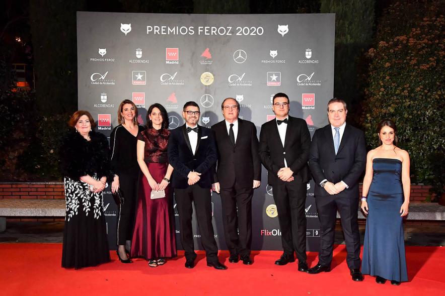 Miembros del consistorio con invitados a la gala