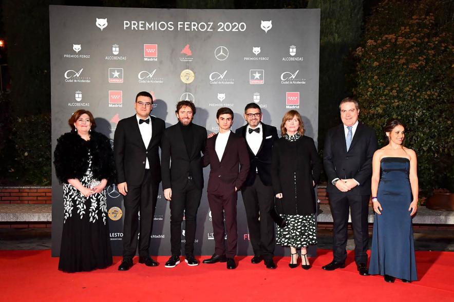 Miembros del consistorio con Miembros del equipo de la película "Diecisiete"