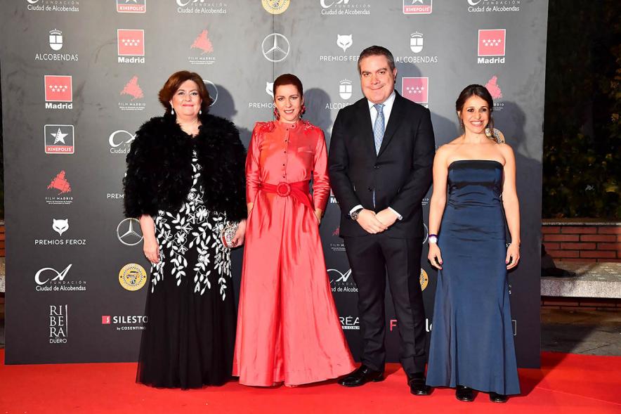 Miembros del consistorio con invitados a la gala