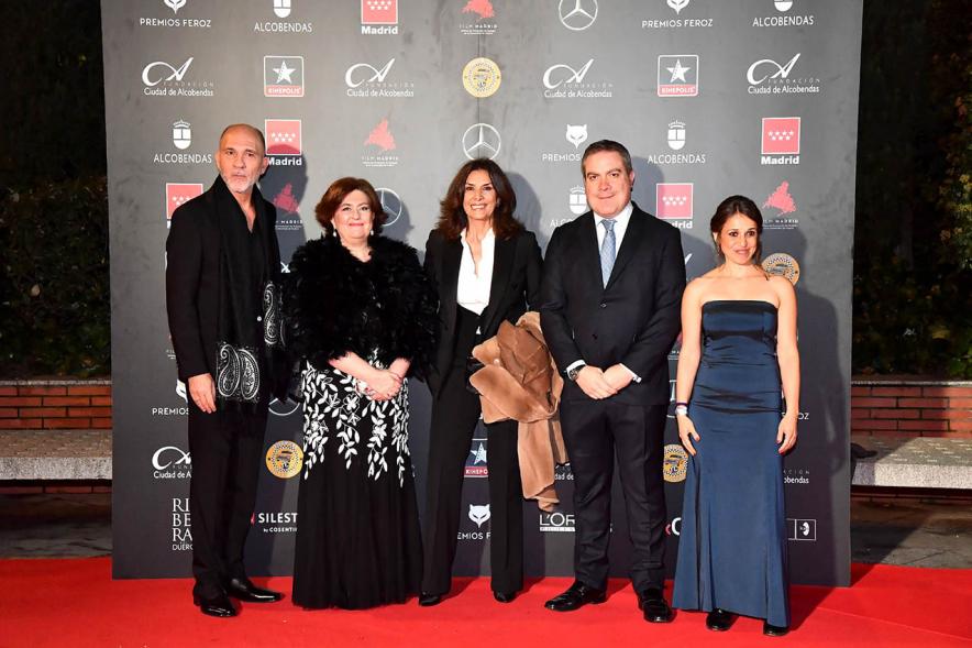 Miembros del consistorio con invitados a la gala