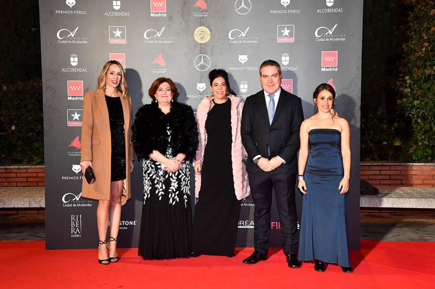 Miembros del consistorio con invitados a la gala