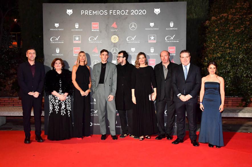 Miembros del consistorio con parte del equipo de "Quien a hierro mata"