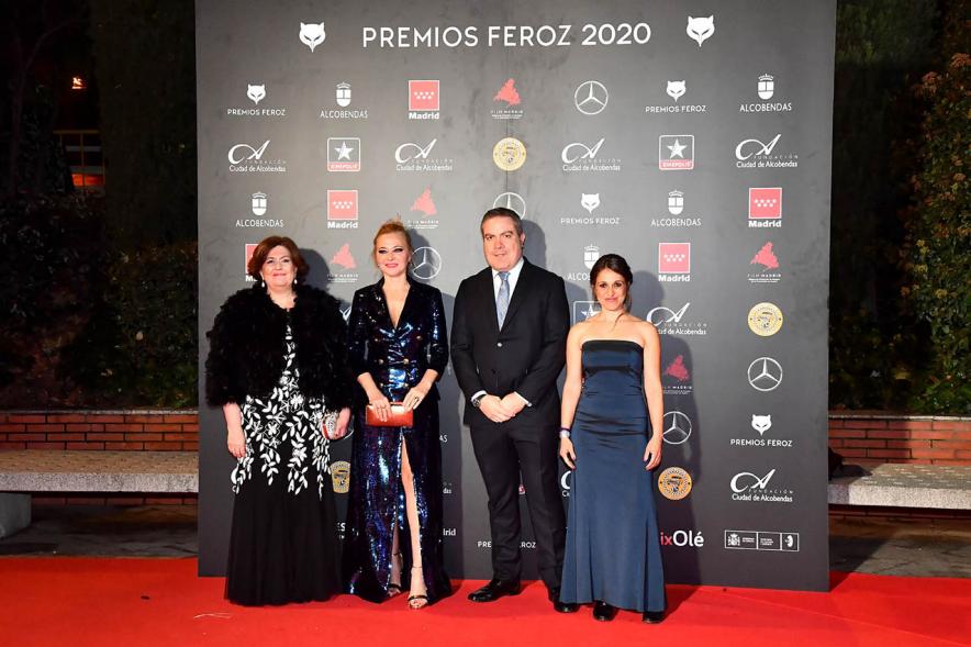 Miembros del consistorio con invitados a la gala