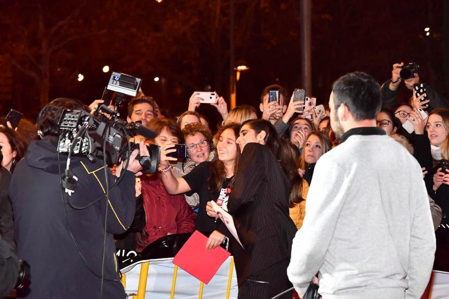 Invitados haciéndose fotos con el público