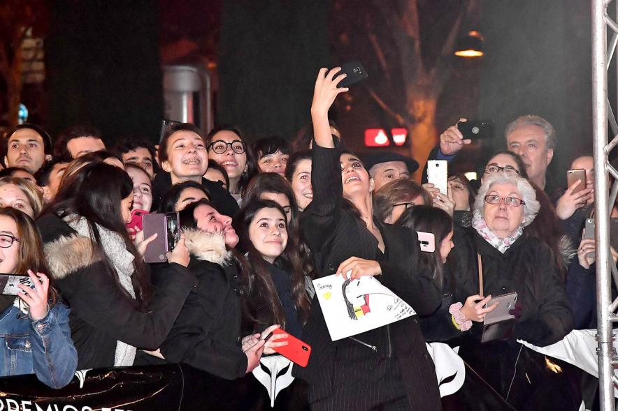 Alba Flores haciéndose un selfie con público asistente