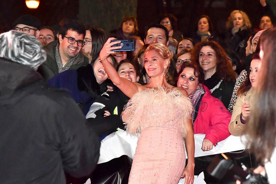 Belén Rueda se hace un selfie con el público asistente