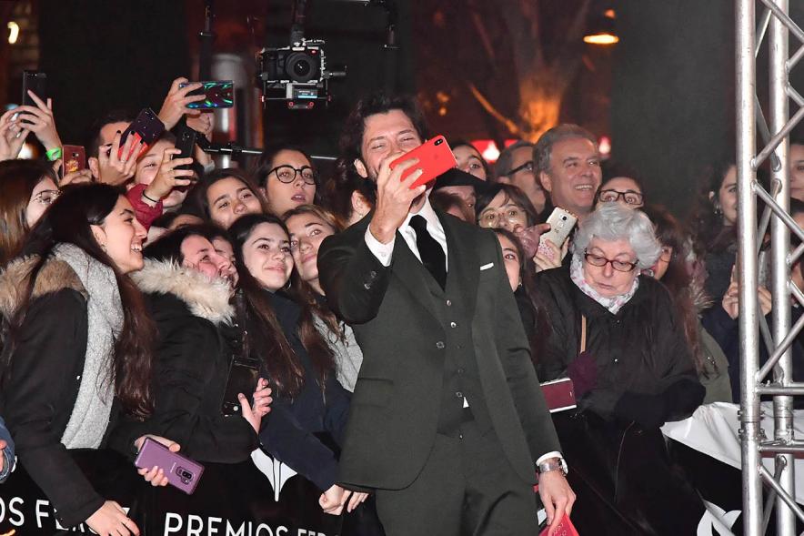 Álvaro Morte, de La casa de papel. Se hace un selfie con el público