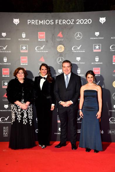 Miembros del consistorio con invitados a la gala